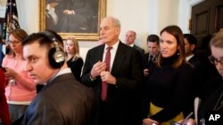 El jefe de personal de la Casa Blanca, John Kelly, asistió a una reunión del presidente Donald Trump con agentes policiales sobre la pandilla MS-13 en la sala de gabinete en la Casa Blanca, el martes, 6 de febrero de 2018.