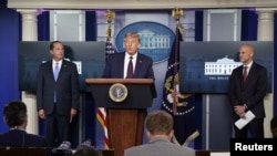 El presidente Donald Trump ofrece una conferencia de prensa sobre los últimos desarrollos de la enfermedad por coronavirus (COVID-19), en la Casa Blanca en Washington, el 23 de agosto de 2020.