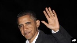 US President Barack Obama waves as he walks on the South Lawn of the White House upon his return to Washington from a trip to Asia, November 20, 2011.