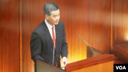 香港行政長官梁振英是主權移交中國15年來，第一位上任不夠半年就面對立法會不信任動議的特首