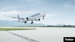 American Airlines hizo una pequeña celebración para los pasajeros en Miami antes de salir con algunos platillos típicos cubanos como croquetas.