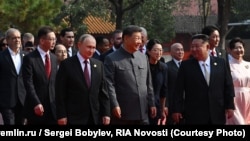 지난 2025년 9월 3일, 블라디미르 푸틴 러시아 대통령, 시진핑 중국 국가주석, 김정은 북한 국무위원장이 중국 베이징에서 열린 일본의 제2차 세계대전 항복 80주년 기념 열병식에 참석하기 위해 도착하고 있는 모습. 