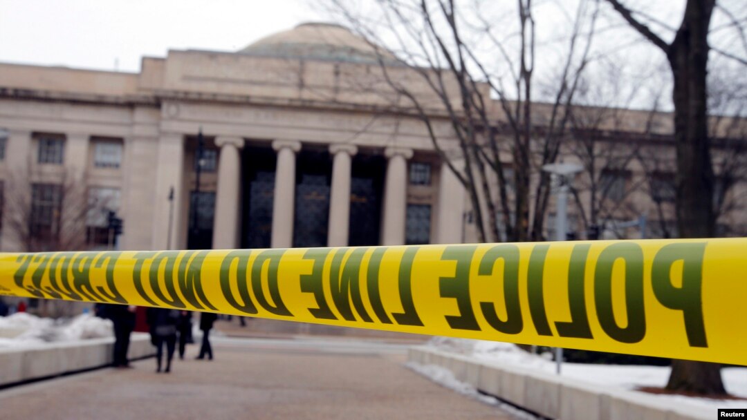 Garis keamanan polisi dipasang di kampus Massachusetts Institute of Technology (MIT) di Cambridge, Massachusetts, Februari lalu, karena ada ancaman penembakan. (Foto: Dok)