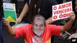 Un homme porte un masque au visage de l’ancien président brésilien Luiz Inacio Lula da Silva, lors d’une manifestation de soutien à Da Silva, Brésil, 4 août 2018. 