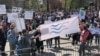Protest za zaštitu životne sredine "Ekokoški ustanak", ispred zgrade Doma Narodne skupštine Srbije, u Beogradu, 10. aprila 2021. (Foto: VOA/Jovana Đurović)