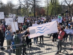Protest za zaštitu životne sredine "Ekokoški ustanak", ispred zgrade Doma Narodne skupštine Srbije, u Beogradu, 10. aprila 2021. (Foto: Jovana Đurović, VoA)