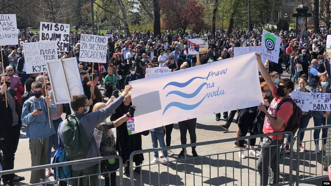 Protest za zaštitu životne sredine "Ekokoški ustanak", ispred zgrade Doma Narodne skupštine Srbije, u Beogradu, 10. aprila 2021. (Foto: VOA/Jovana Đurović)