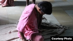 A resident sits on the floor in the women’s ward of Thane Mental Hospital, a 1,857-bed facility in the suburbs of Mumbai. © 2013 Shantha Rau Barriga/Human Rights Watch 