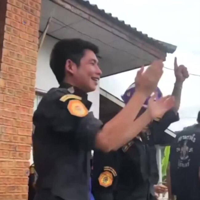 Người Thái ăn mừng cuộc giải cứu đội bóng nhí thành công