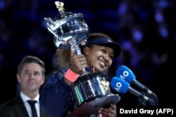 Naomi Osaka tient le trophée Daphne Akhurst Memorial Cup à Melbourne, le 20 février 2021.