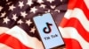 El logotipo de TikTok se muestra en un teléfono inteligente sobre la bandera de EEUU en esta fotografía ilustrativa tomada el 8 de noviembre de 2019.