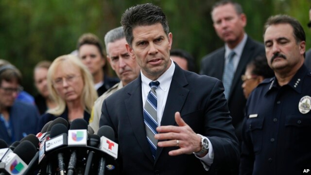 El director asistente del FBI de Los Angeles, David Bowdich pidió no hacer especulaciones y que será el FBI quien estará a cargo de las investigaciones.