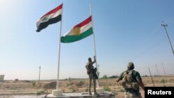 Iračke bezbednosne snage spuštaju kurdsku zastavu, 16. oktobar 2017
