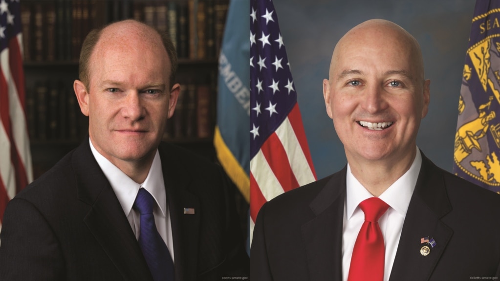 资料照片：参院外交委员会亚太小组资深成员、来自德拉瓦州的民主党联邦参议员昆斯(左)和参院外交委员会亚太小组主席、来自内布拉斯加州共和党联邦议员瑞克兹(右)。