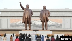 북한 평양 만수대 언덕의 김일성 김정일 부자 동상.