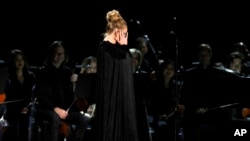 Adele tuvo un inconveniente durante su tributo a George Michael y pidió volver a comenzar diciéndole a la audiencia: "No puedo arruinarle esto a él".