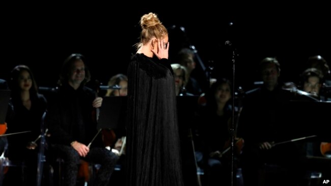 Adele tuvo un inconveniente durante su tributo a George Michael y pidió volver a comenzar diciéndole a la audiencia: "No puedo arruinarle esto a él".