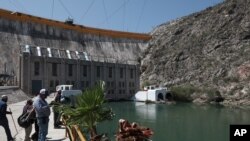  Agricultores observan la presa La Boquilla, en el estado de Chihuahua, el miércoles 9 de septiembre de 2020 tras haberle quitado la víspera el control de la misma a la Guardia Nacional para cerrar las válvulas e interrumpir el flujo del agua hacia EE.UU.