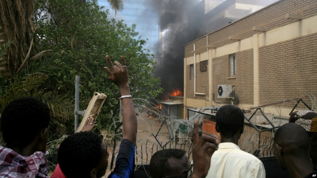 Para demonstran Sudan yang marah menyerang kedutaan Jerman di ibukota Khartoum, hari Jumat (14/9). 