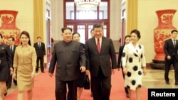  တရုတ်နိုင်ငံကို ရောက်ရှိလာတဲ့ မြောက်ကိုရီးယား ခေါင်းဆောင် Kim Jong Un ကို တရုတ်သမ္မတ Xi Jinping ကြိုဆိုနေစဉ်