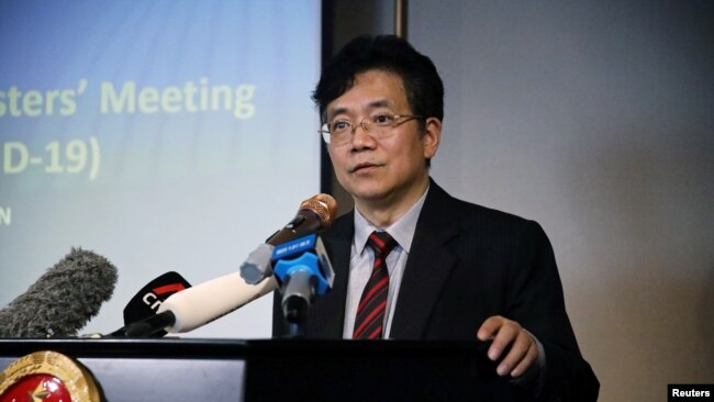 中国驻东盟大使邓锡军在印尼雅加达的一个记者会上讲话。（2020年2月21日）