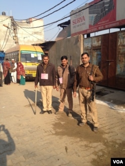 Police guard polling stations in Uttar Pradesh's Ghaziabad district. (A. Pasricha/VOA)