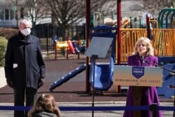 Ibu negara AS Jill Biden didampingi Gubernur New Jersey Phil Murphy, memberikan sambutan saat meninjau Sekolah Dasar Samuel Smith, di Burlington, New Jersey, 15 Maret 2021.