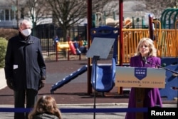 Ibu negara AS Jill Biden didampingi Gubernur New Jersey Phil Murphy, memberikan sambutan saat meninjau Sekolah Dasar Samuel Smith, di Burlington, New Jersey, 15 Maret 2021.