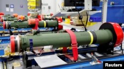 资料照：拜登总统在视察阿拉巴马州的洛克希德马丁武器工厂时，装配线上摆放着标枪反坦克导弹。（2022年5月3日）