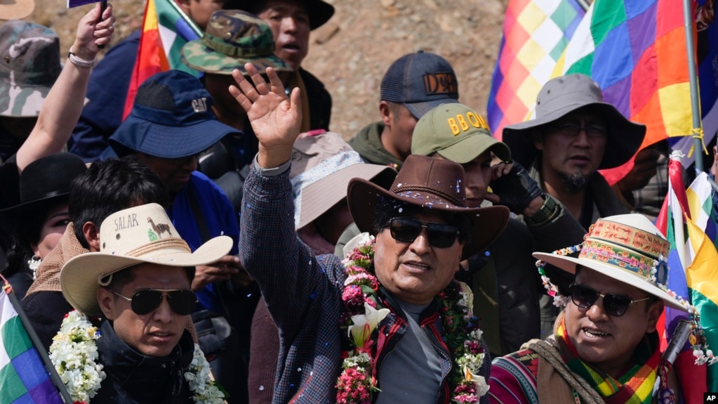 El expresidente Evo Morales saluda a sus seguidores mientras encabeza una marcha hacia la capital desde Caracollo, Oruro, Bolivia, como parte de una disputa política con el actual presidente Luis Arce y para protestar por su manejo de la economía, el 17 de septiembre de 2024. 