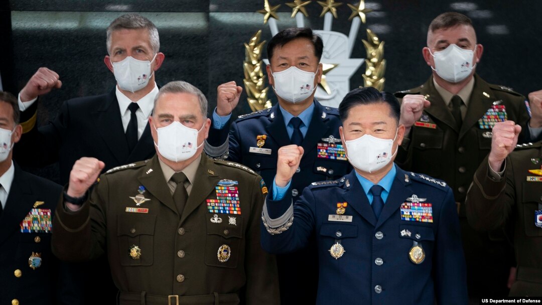 Ketua Gabungan Kepala Staf Korea Selatan, Jenderal Won In-Choul (kanan depan) bersama Ketua Gabungan Kepala Staf AS Jenderal Mark A. Milley (kiri) di Seoul, Korea Selatan. 