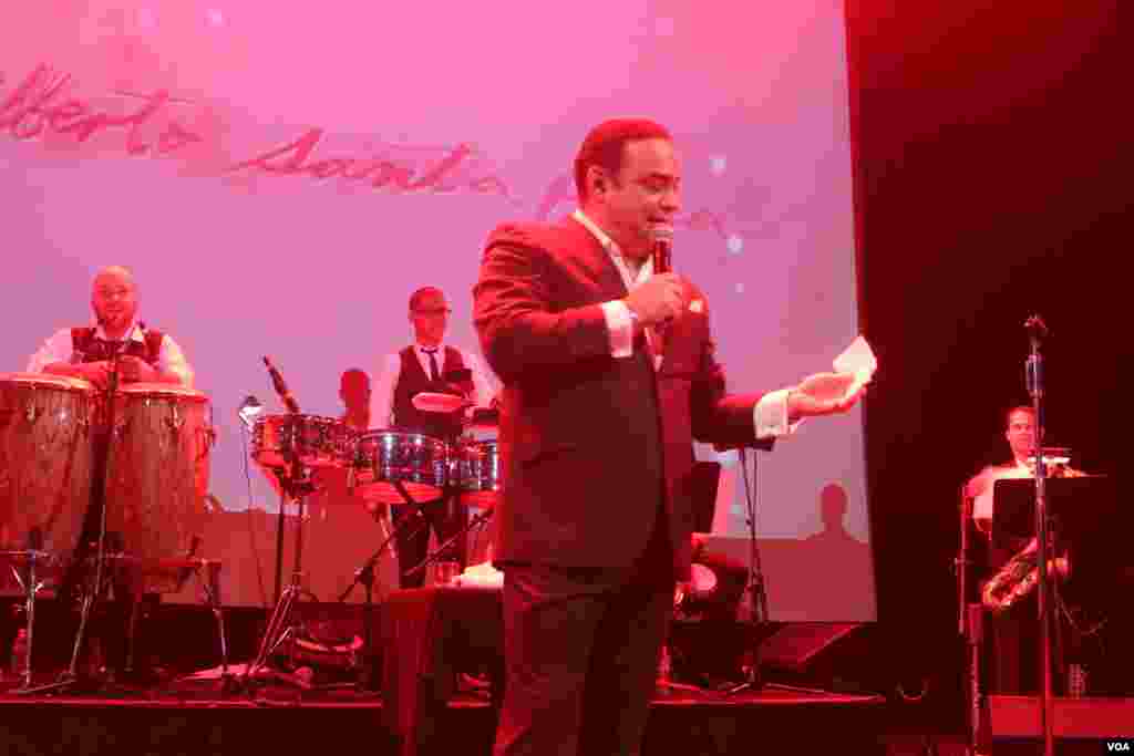 Durante el concierto Gilberto Santa Rosa se animó a leer la dedicatoria de amor de un fanático a su amada.
