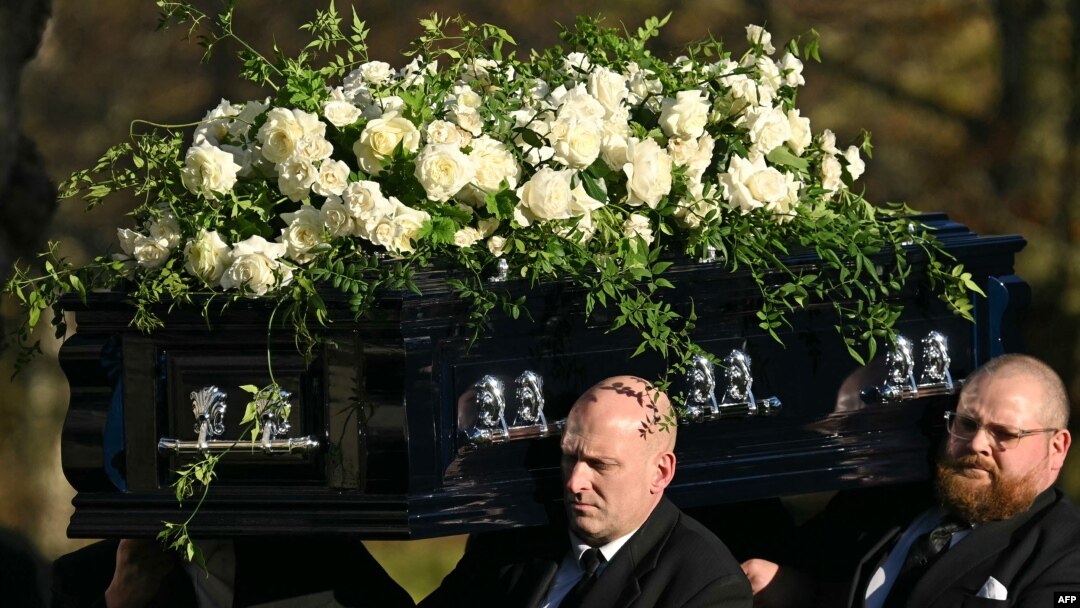 Los portadores del féretro llevan el ataúd del fallecido cantante de One Direction, Liam Payne, fuera de la iglesia de St Mary luego de su funeral en Amersham, al oeste de Londres, el 20 de noviembre de 2024. (AFP)