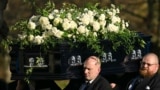 Los portadores del féretro llevan el ataúd del fallecido cantante de One Direction, Liam Payne, fuera de la iglesia de St Mary luego de su funeral en Amersham, al oeste de Londres, el 20 de noviembre de 2024. (AFP)