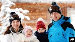 Pangeran William bersama Duchess of Cambridge dan putra-putri mereka Princess Charlotte dan Prince George - French Alps
