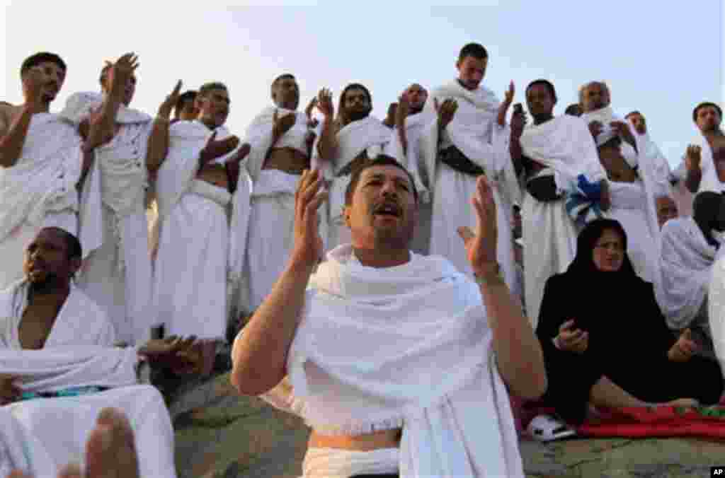 Des pèlerins sur le Mont Arafat
