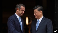 그리스를 방문한 시진핑 중국 국가주석(오른쪽)이 11일 아테네에서 키리아코스 미초타키스 그리스 총리와 회담에 들어가기 전 악수를 하고 있다.