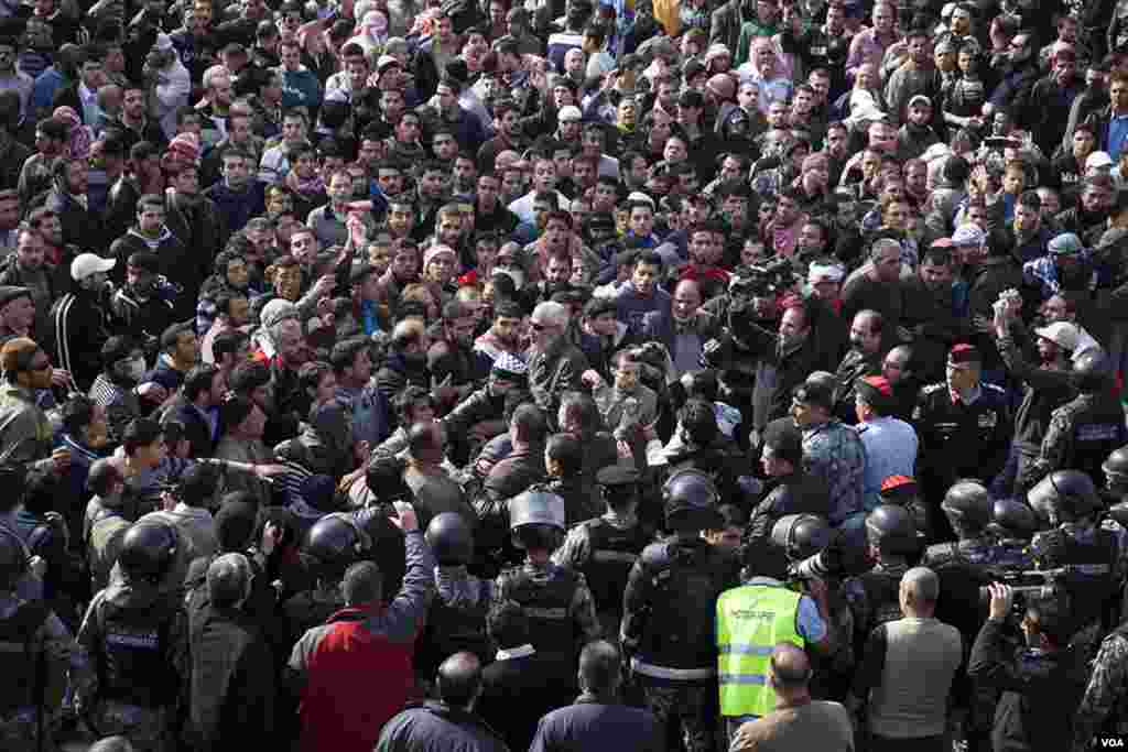 At one point, protesters tried to break police lines on Friday but the two groups came to an understanding and the protests remained peaceful, Amman, Jordan, November 16, 2012. (Y. Weeks/VOA)