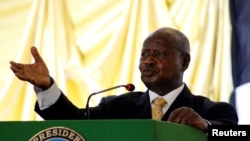 Perezida Yoweri Museveni niwe watangije ku mugaragaro igeragezwa ry'uwo muti