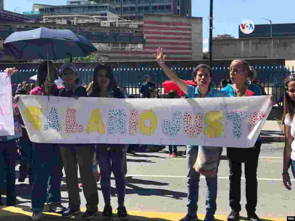 El presidente de la Asociación de Profesores Universitarios de la Universidad Central Venezuela, afirmó que el incremento salarial no satisface las demandas de ningún sector laboral. &ldquo;Seguimos padeciendo condiciones de miseria. Seguimos padeciendo dificultades&rdquo;, agregó.