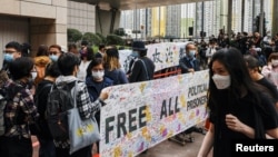 民众2021年3月1日在香港西九龙裁判法院外排队希望旁听庭审（路透社）