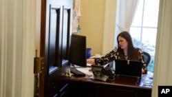 白宮副發言人莎拉·赫卡比·桑德斯（Sarah Huckabee Sanders）在辦公室里（2017年3月8日）