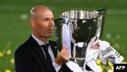 Kocin Real Madrid Zinedine Zidane
