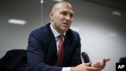 El congresista electo Anthony Gonzalez, de Ohio, habla durante una entrevista con The Associated Press en en las oficinas del Comité Nacional Republicano en Washington. (AP Foto/Carolyn Kaster)