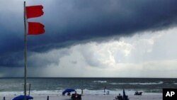 Las banderas rojas advierten a los bañistas en el Golfo de México a estar alejados de la playa en Alabama, EE.UU. Foto de archivo del 5 de octubre de 2013.
