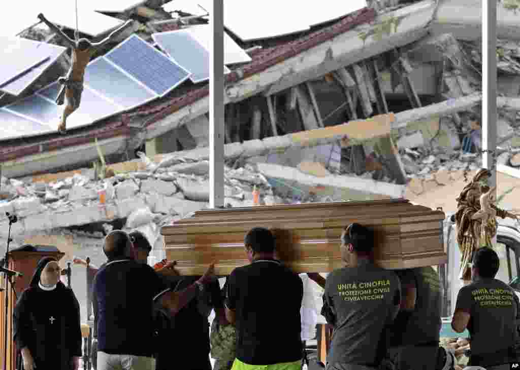지난주 이탈리아 중부 아마트리체에서 발생한 지진 희생자의 관을 운구하고 있는 구호 관계자들.