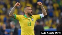 Pemain Brazil Dani Alves melakukan selebrasi setelah mengalahkan Peru untuk memenangkan turnamen sepak bola Copa America di Stadion Maracana di Rio de Janeiro, Brasil, pada 7 Juli 2019. (Foto: AFP/Luis Acosta)