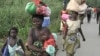 这幅视频截图显示，中非共和国民众为躲避暴力而逃离家园步行前往首都班吉。（2013年资料照）