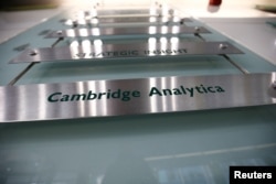 ປ້າຍຊື່ບໍລິສັດ​ແຄມ​ບຣິຈ ອານາ ​ລີ​ຕິ​ກາ (Cambridge Analytica) ບໍລິສັດທີ່ປຶກສາທາງການເມືອງ, ທີ່ເຫັນໃນພາກກາງລອນດອນ, ອັງກິດ, 21 ມີນາ 2018.
