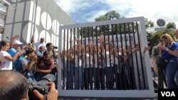 Familiares de presos políticos en Venezuela, incluyendo Lilián Tintori, esposa de Leopoldo López, recrearon una cárcel en Caracas en protesta por los encarcelamientos y exigieron la libertad de los presos antes de Navidad, el lunes, 14 de diciembre de 2015 Foto Álvaro Algarra, VOA.